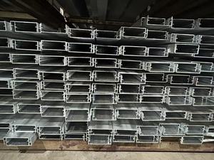 Profili in <span class=keywords><strong>alluminio</strong></span> industriali personalizzati tipi quadrati <span class=keywords><strong>dimensioni</strong></span> per applicazioni edilizie vari colori disponibili - Product Image 3