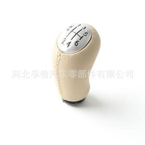 Pommeau de levier de vitesse en cuir Renault, blanc cassé, transmission manuelle, design ergonomique - Product Image 4