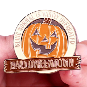 Halloweentown divertente spilla con testa di zucca che è normale è ampiamente sopravvalutata per il regalo in lega per feste per gli amici - Product Image 1