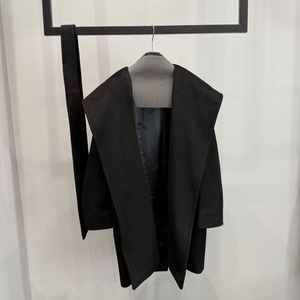 <span class=keywords><strong>Manteau</strong></span> en Laine de Chameau Rialto Modèle Classique Vintage avec Capuche, Effet Ondulé, Longueur <span class=keywords><strong>Mi</strong></span>-Longue, Coupe Ample et Décoration Lettres - Product Image 2