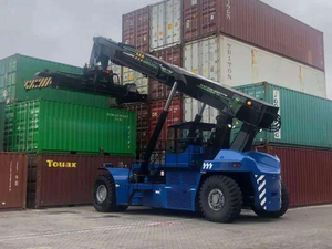 ราคาโรงงาน รถยกตู้คอนเทนเนอร์ยี่ห้อดังรุ่นใหม่ รถยกแบบ Reach Stacker 8 ตัน 9 ตัน ขับเคลื่อน 4 ล้อ สำหรับยกตู้คอนเทนเนอร์เปล่า ขาย - Product Image 6