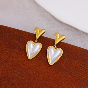 Pendientes Impermeables de Acero Inoxidable, Chapados en Oro de 18k, con Colgante de Doble Corazón y Perla, Pulidos, Hipoalergénicos, Modernos para Mujer - Product Image 6