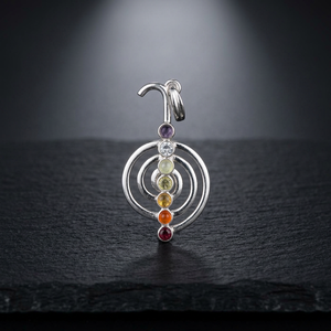 Pendentif Chakra Reiki sculpté à la main avec sept pierres précieuses incrustées, motif gravé, en métal argenté - Product Image 3