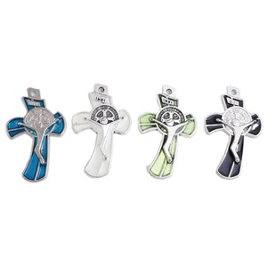 Cruz de crucifijo curvada moderna con Jesús Dios <span class=keywords><strong>Espíritu</strong></span> <span class=keywords><strong>Santo</strong></span> chapado en oro y joyería de aleación religiosa de San Benito tipo Cristiano - Product Image 1