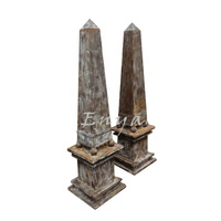 Obélisque pyramidal vintage en fer forgé, grand ornement de jardin antique, sculpture artisanale vieillie pour l'aménagement paysager extérieur