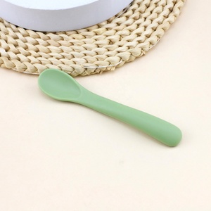 Bol d'alimentation complémentaire en silicone pour bébé OEM ODM avec ventouse puissante, cuillère à alimentation complémentaire avec couvercle et doubles poignées - Product Image 4