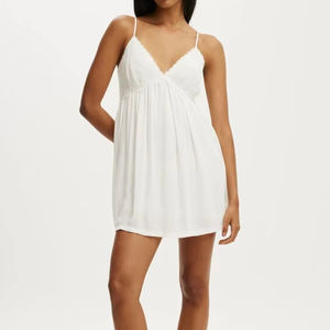 Vestido de mujer de longitud mini, formal, vintage, con encaje bordado y lunares, con escote de tirantes y hombros descubiertos. - Product Image 6