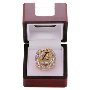 Anillo de Campeón de <span class=keywords><strong>LeBron</strong></span> <span class=keywords><strong>James</strong></span> 2020 con Tapa Abatible y Caja de Trofeo, Juego de Recuerdos Deportivos Premium en Oro - Product Image 4