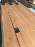 Parquet contrecollé Bowin en chêne blanc fumé huilé UV de qualité ABCD, brossé, à languettes et à coller