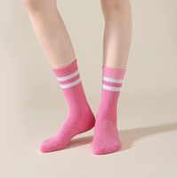Logo personnalisé chaussettes blanches coton personnalisé Grip chaussettes Pilates Fitness danse vente en gros Crew chaussettes