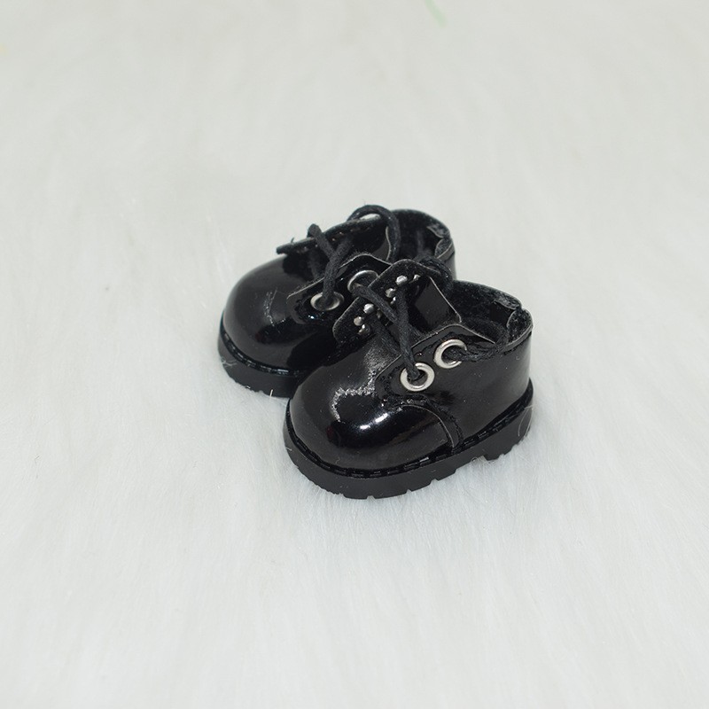 Zapatos pequeños de piel negros de 38 cm.