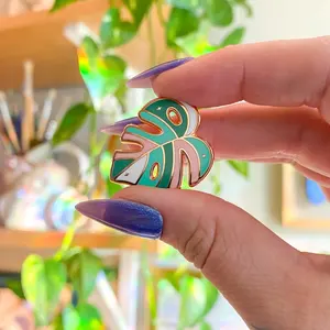 Yeni tasarımcı Monstera yaprak bitki mantar Pin Glow parlak rozeti özel Logo arı emaye pimleri