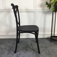 Chaises en plastique personnalisées chinoises à dossier croisé, chaises empilables colorées à vendre