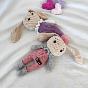 Poupée lapin au crochet personnalisée faite à la <span class=keywords><strong>main</strong></span> <span class=keywords><strong>en</strong></span> crochet doux animal Amigurumi jouet belle poupée lapin endormi tricotée pour cadeau de douche de bébé - Product Image 1