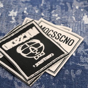 Étiquettes de vêtements en satin fin tissé sur mesure de haute qualité avec logo, patchs rectangulaires autocollants écologiques à haute densité de trame - Product Image 3
