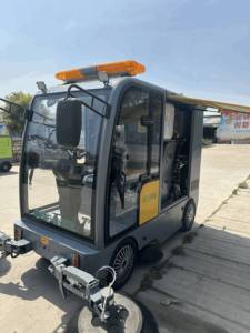 RENQI LUBAワークショップでのストリートスイープ用の新しいライドオン電気工業用フロアスイーパーマシン - Product Image 5