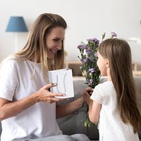 Sac en papier blanc élégant 32*11*25 personnalisé en carton recyclé pour cadeaux, marques de magasins, emballages de luxe, sacs à main, vente en gros