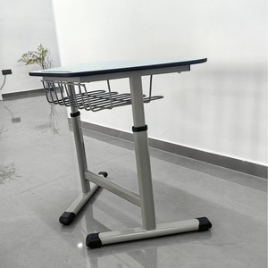 Escritorio Escolar Moderno con Superficie de Plástico Azul, Escritorio Duradero en Forma de Abanico para Estudiantes - Product Image 4