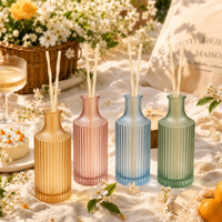 Diffuseur de parfum de luxe personnalisé avec logo, bouteille en verre givré côtelé, bâtonnets en rotin, marque privée OEM, parfum d'ambiance pour hôtel, spa, marque