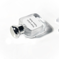 Bouteilles de parfum carrées rechargeables atomiseur de brume bouteille d'huile essentielle contenant cosmétique bouteilles en verre de parfum de 50ml