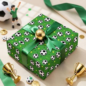 Papier cadeau vert pour garçons, motif étoile de football avec lignes de découpe au dos, personnalisable - Product Image 2