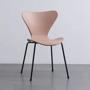 这款时尚的北欧塑料椅子无需牺牲舒适性。它是美学和舒适的完美结合。