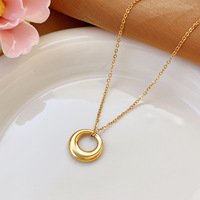 Collier pendentif rond simple en acier inoxydable avec chaîne en O plaquée or 18 carats - Bijou tendance et polyvalent pour femmes