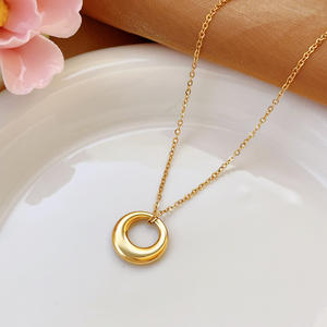 Collier pendentif rond simple en acier inoxydable avec chaîne en O plaquée or 18 carats - Bijou tendance et polyvalent pour femmes - Product Image 1