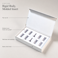 Boîte cadeau rigide en forme de livre magnétique blanche personnalisée avec insert en mousse EVA à 10 cavités pour l'emballage d'échantillons cosmétiques en flacon en verre