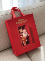 Bolsas de Regalo Navideñas Festivas con Acabado Mate, Impresión a Color y Asas de Cuerda de Poliéster, Disponibles en Stock