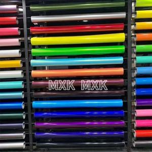 Film de protection automobile de couleur haute brillance, film vinyle pour envelopper les voitures, autocollants en vinyle, film vinyle pour envelopper le toit de la voiture, film vinyle sans bulles d'air - Product Image 1
