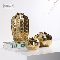Vase doré texturé Merlin Living, forme couronne angulaire, ornement moderne et luxueux pour la maison, vase de table doré avec vase à fleurs