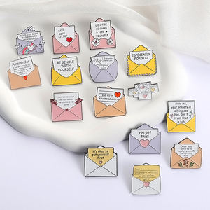 Spilla in Smalto 'È Okay Mettersi Prima di Te' con Testo 'Amore Incoraggia Te Stesso' in Busta, Distintivo da Bavero, Gioiello Regalo per Amici - Product Image 3