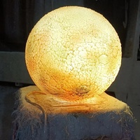 Leuchtende Mond-FRP-Skulptur für Flur-Landschaftsgestaltung mit LED-Lampe Wohnzimmer-Dekoration Lackierte Mattglasfaser-Kugel-Motiv