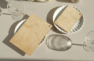 Menu personnalisé en bois A4 avec clip en similicuir et marquage en relief pour restaurant et café - Product Image 4