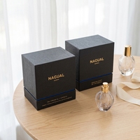 Boîte à parfum en carton de luxe personnalisée, vente en gros, boîte d'emballage carrée vide pour parfum avec insert en éponge, revêtement UV, impression de logo