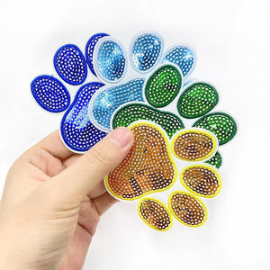 トレンディ 2.8インチ スパンコール 犬の足跡 アイロン接着パッチ 刺繍パッチ ソーイングステッカー 洋服 ドレス 帽子 ジーンズ DIYアクセサリー バッジ - Product Image 2