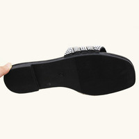 Nouvelle Collection Été – Sandales Plates Carrées à Bout Ouvert pour Femme, Modèles Tendance avec Strass Brillants, Babouches Quotidiennes pour Femme