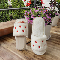 Chaussons d'intérieur pour femmes, mignons, en peluche, en forme de cœur, à bout ouvert, brodés, douillets, chauds et confortables