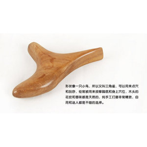 Masseur de pieds en bois de santal doré en forme de triangle pour acupression et raclage des méridiens - Product Image 2