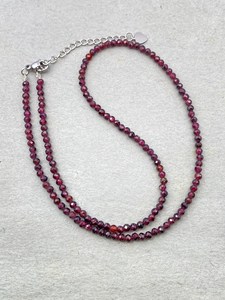Collar de cuentas de granate rodolita, joyería delicada con piedras preciosas, cuentas microfacetadas, collar de cristal, joyería minimalista, piedras preciosas diminutas - Product Image 2