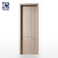 Porte intérieure en WPC imitation bois de chêne clair avec design d'angle étagé, insonorisée/étanche pour projets hôteliers et scolaires
