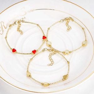 Bracelet tendance en chaîne de corde plaqué or avec 3 breloques en forme de cœur rouge, un cadeau de bijoux mignon - Product Image 4