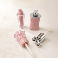 Tube de brillant à lèvres en argent de luxe en gros, design en forme d'arc, artisanat en relief, emballage cosmétique en plastique, conteneur vide pour brillant à lèvres