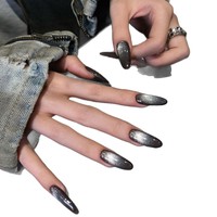 Faux ongles en acrylique noir effet œil de chat brillant, forme ovale longue avec dégradé argenté scintillant, paillettes foncées pour une esthétique audacieuse