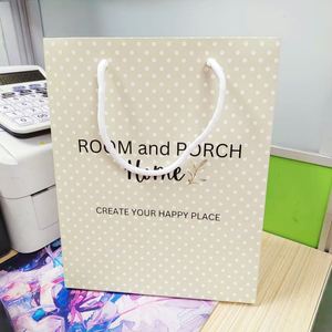 ออกแบบโลโก้ตามสั่ง ถุงของขวัญสุดหรูสำหรับเสื้อผ้า บรรจุภัณฑ์กระดาษแข็งสีขาว หูหิ้วริบบิ้น สีตามสั่ง - Product Image 3