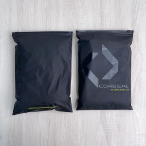 Bolsa de Plástico Personalizada con Cierre y Logotipo UV Negro de Lujo de 20x28cm para Empacar Ropa de Niños, Jeans y Prendas de Vestir - Product Image 3