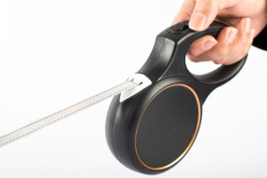 Guinzaglio retrattile automatico per animali domestici adatto per cani da passeggio all'aperto - Product Image 2