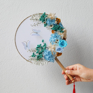 Artisanat fait main : Fleurs de rose mélangées, fleurs séchées préservées avec éventail rond chinois DIY, éventail de danse en fleurs séchées - Product Image 3