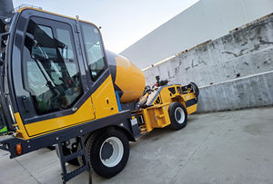 Camion bétonnière autochargeur Xinyu, moteur diesel Yuchai, système hydraulique importé, roulement de moteur, engrenage pour la construction routière - Product Image 6